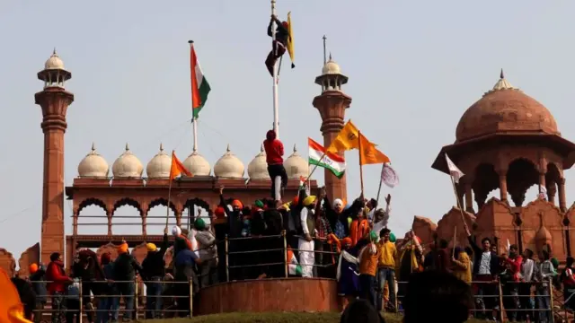પ્રજાસત્તાક દિવસે દિલ્હીના લાલ કિલ્લા ખાતે તિરંગાની સાથે ખાલિસ્તાની ઝંડો ફરકાવવામાં આવ્યો હતો