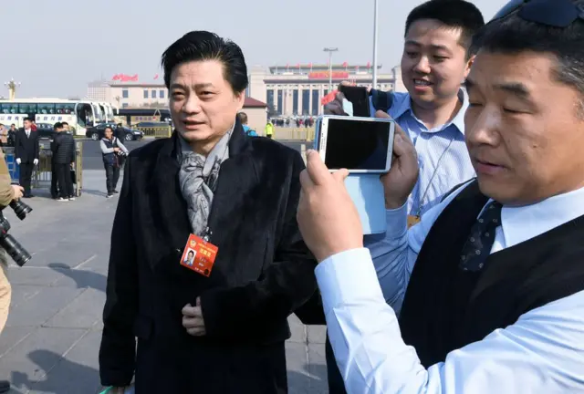 全国政协十二届五次会议在北京人民大会堂开幕，崔永元委员步入会场。