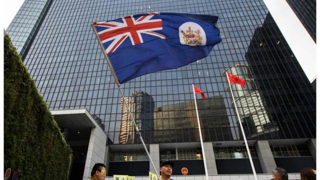 在中国国庆日，有香港示威者高举港英旗抗议。