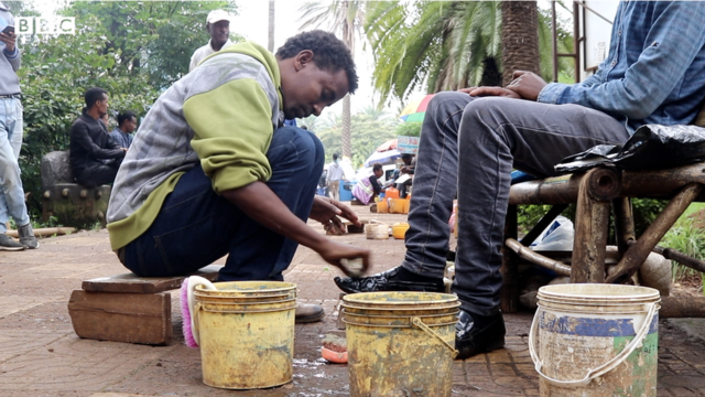 Chekol Menberu est cireur de chaussures en Ethiopie