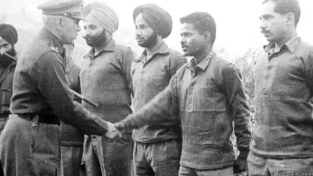 1965 போருக்கு பின் வீரர்களுடன் கைகுலுக்கும் மேஜர் ஜெனரலுடன் நிற்கும் கன்வல்ஜீத் சிங்