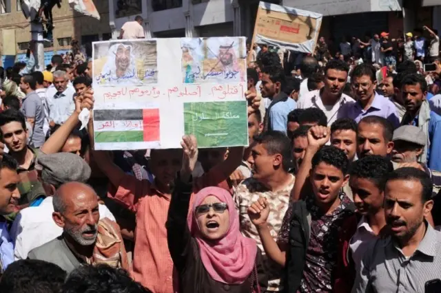 Yemen'in Taiz kentinde düzenlenen Suudi Arabistan ve Birleşik Arap Emirlikleri karşıtı bir gösteri