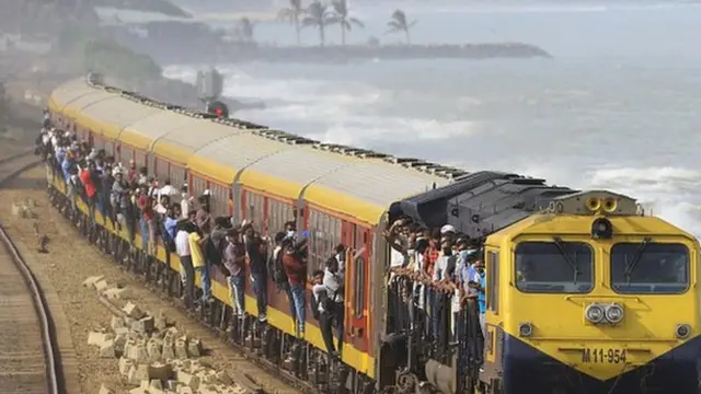 මගීන්ගෙන් අධික ලෙස පිරුණු ශ්රී ලංකාවේ දුම්රියක්