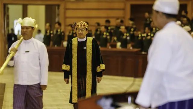 ကွတ်ခိုင်ပြည်သူ့စစ်ခေါင်းဆောင်အဖြစ် တာဝန်ထမ်းဆောင်ဖူးတဲ့ ဦးတီခွန်မြတ်ရဲ့ ဖြတ်သန်းမှုတချို့နဲ့ ပတ်သက်လို့ ပထမအကြိမ်လွှတ်တော်သက်တမ်းမှာ အငြင်းပွားမှုတချို့ ရှိခဲ့ပါတယ်။