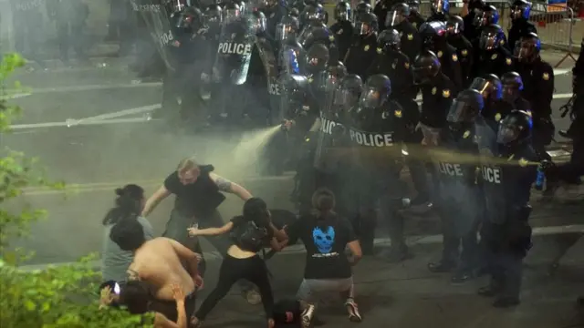 Fuerzas policiales dispersan protestas anti Trump en Phoenix, Arizona.