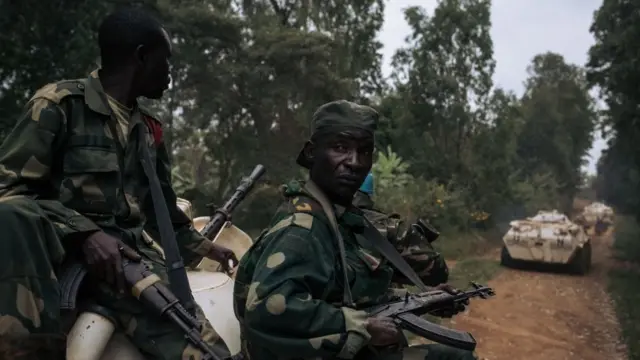 Soldats congolais assis sur un véhicule blindé.