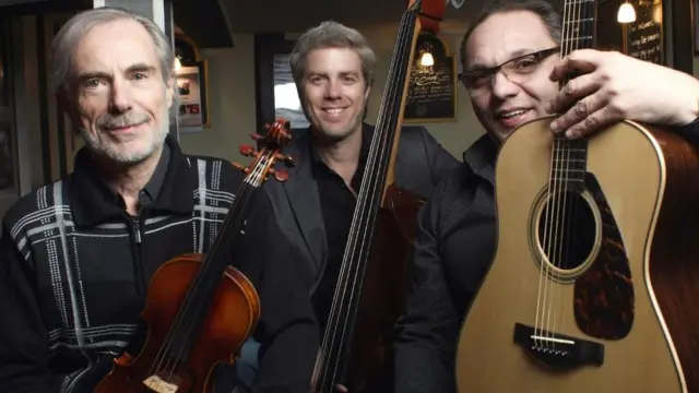 скрипач Жан-Люк Понти, контрабасист Кайл Иствуд, гитарист Бирели Лагрен