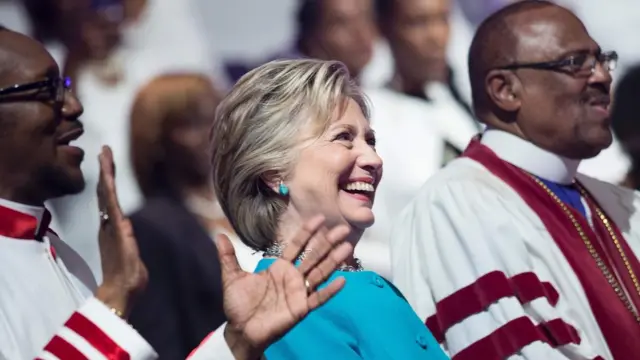 Hillary Clinton asistió a una misa en la iglesia Mt. Airy Church of God and Christ en Pensilvania.