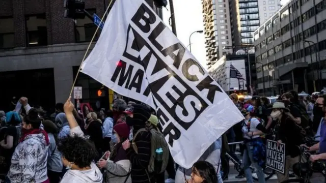 જ્યૉર્જ ફ્લૉઇડના મોત પર અમેરિકામાં આક્રોશ ફાટી નીકળ્યો હતો અને બ્લૅક લાઇવ્સ મેટર્સ આંદોલનની શરૂઆત થઈ હતી.