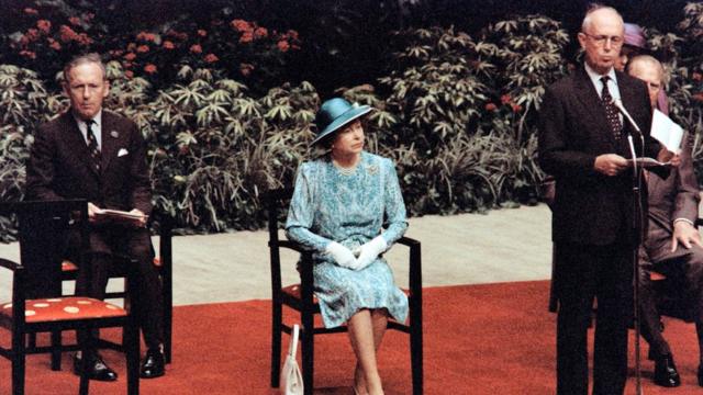 英属香港总督尤德（右）在香港大会堂欢迎英女王伊丽莎白二世（中）来访仪式上致辞（21/10/1986）