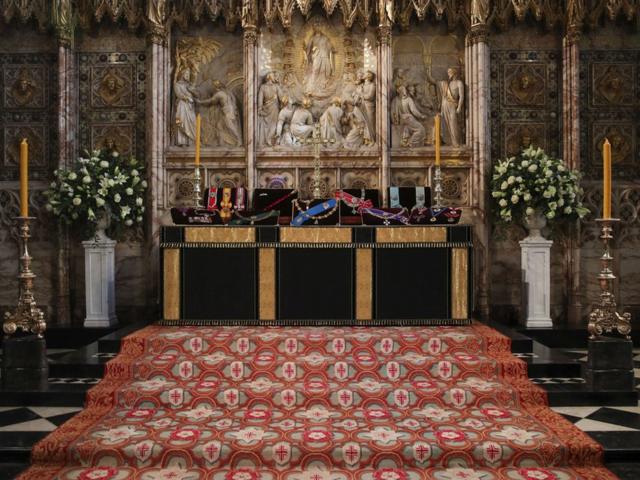 Insígnias colocadas no altar da capela de São Jorge