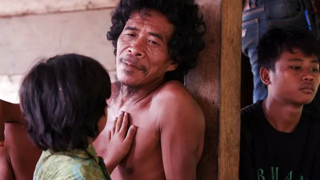 Ngantap dengan cucunya.