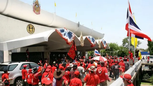 นปช. ชุมนุมปิดล้อมก่อนบุกเข้าไปภายในรัฐสภา 7 เม.ย. 2553 หลังทราบว่ารัฐบาลมาประชุม ครม. อยู่ที่นี่ โดยนายอริสมันต์ พงษ์เรืองรอง อ้างว่าตำรวจโยนแก๊สน้ำตาใส่ฝูงชน และสั่งผู้ชุมนุมวิ่งเข้าไปภายในตัวอาคาร