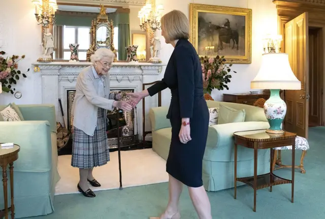 トラス氏、イギリスの新首相に就任 女王が任命 - BBCニュース