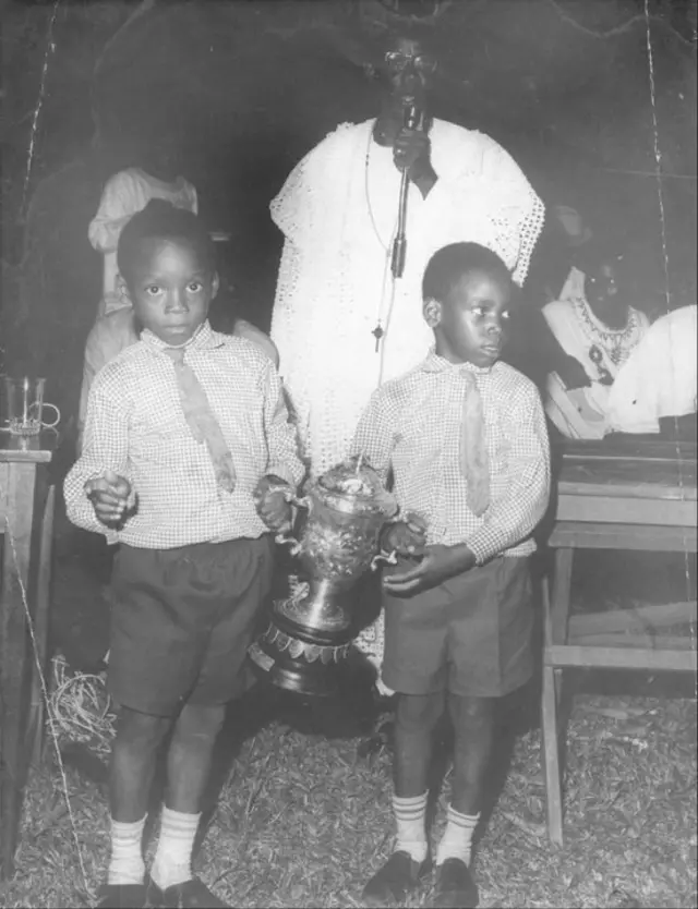 Awọn ọmọ Adebajo,Adewewimo ati Adegboyega Adebajo pẹlu ife eye Challenge Cup lọdun 1968