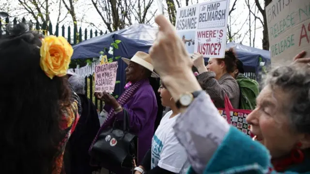 Protesters outside Belmarsh prison, 23 March 2022