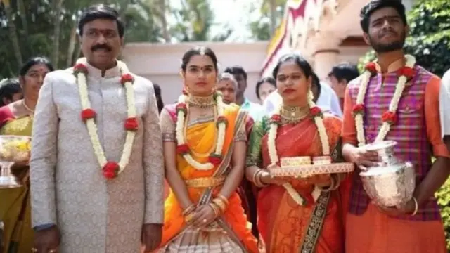 जनार्दन रेड्डी परिवार के साथ