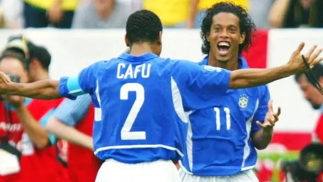 Mw'ihinganwa ry'igikombe c'umupira w'amaguru c'isi mu 2002, Ronaldinho yari ahejeje kwinjiza igitsindo igihe Brezili yakina n'u Bwongereza
