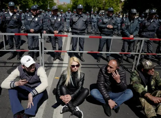 Göstericiler, yollara ve kaldırımlara oturarak eylemlerini sürdürüyor.