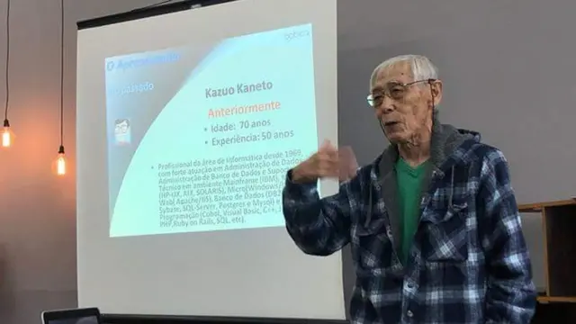 Kazuo Kaneto dá palestra, apresentando slidecomo começar a apostar na bet365tela