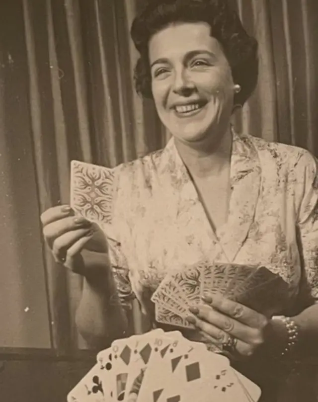 ኣን ራስል ሚለር ኣብ ንእስነታ፡ ሽጋራ ተትክኽ፡ ትሰትን ጠላዕ ትጻወትን ነይራ