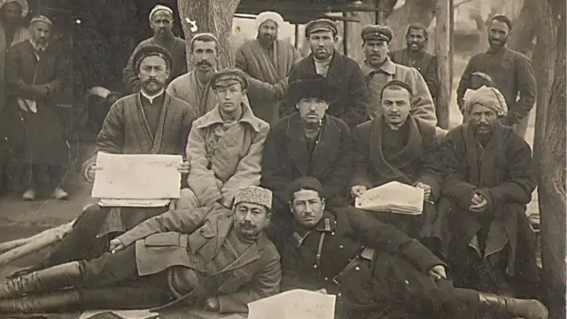 Жўра Тўрабеков, ўнг томонда ёнбошлаб ётибди