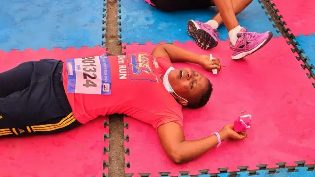 Nwaanyị ike gwụrụ site n'imegharị ahụ