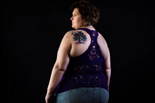 샤론의 등에 새겨진 새들은 유산으로 잃은 아이들을 나타낸다. 나무가 샤론과 샤론의 가족을 연결해준다