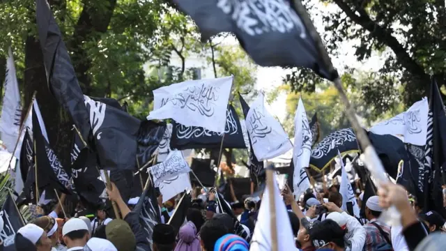 aksi protes pembakaran bendera