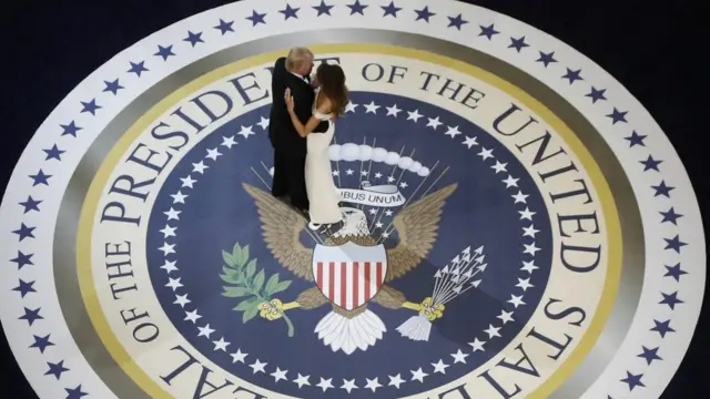 Trump eşi Melania ile ilk dansı yaparken