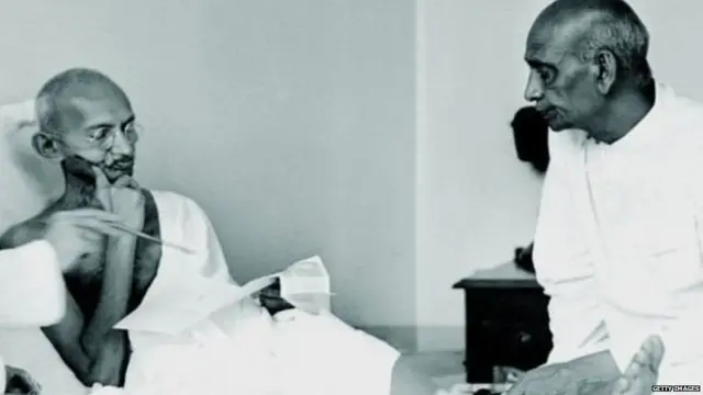 સરદાર અને ગાંધીજીની તસવીર