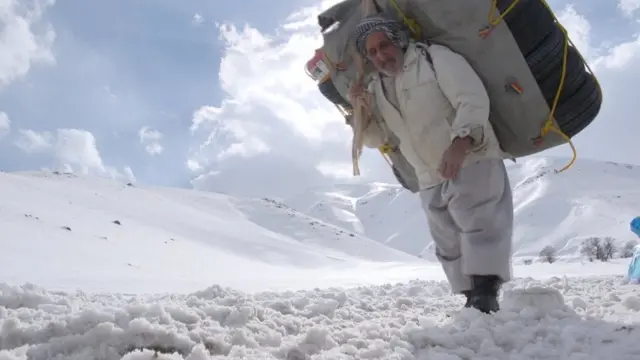 گاهی مرزبانان با کولبران مهربان‌تر هستند و گاهی به سوی آنان شلیک می‌کنند