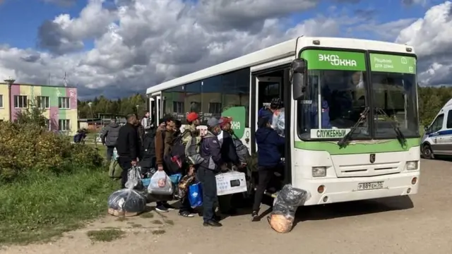 Кўчирилаётган мигрантлар