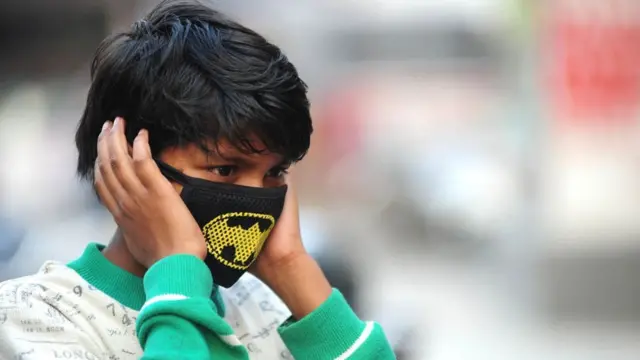 ਕੋਰੋਨਾਵਾਇਰਸ ਤੋਂ ਬਚਣ ਲਈ ਮਾਸਕ ਪਾਈ ਇਲਾਹਾਬਾਦ ਵਿੱਚ ਇੱਕ ਬੱਚਾ