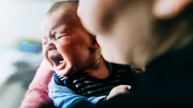 Bebê chorando no colojogos de apostas online por dinheiromulher