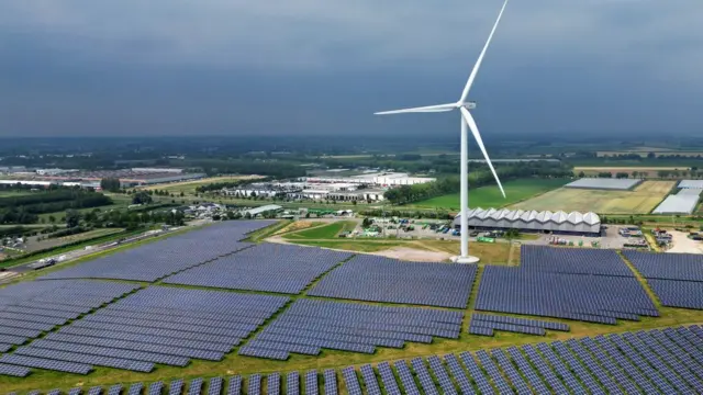 Ветрењача и соларни панели