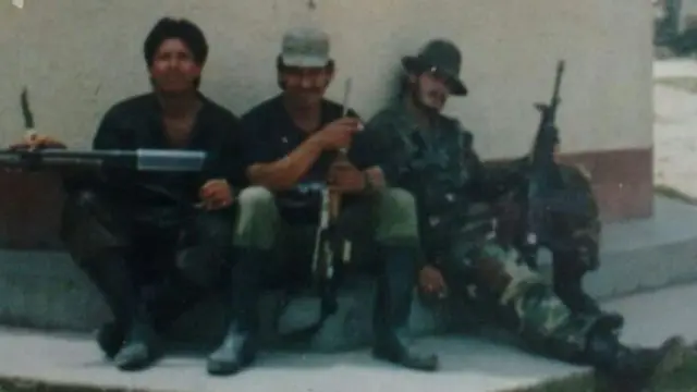 Alberto Cuéllar (centro) con otros dos guerrilleros, cuando todavía estaba en armas.