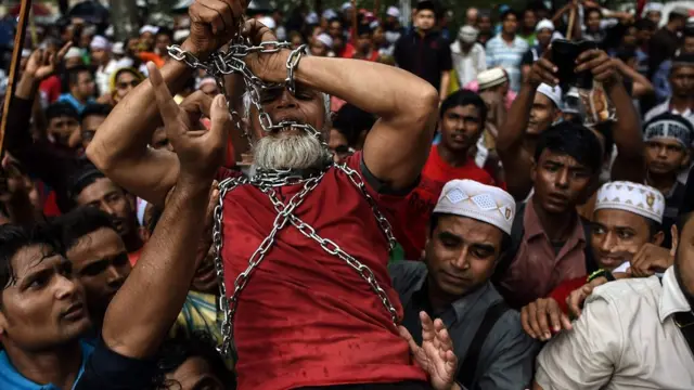 คนประท้วงมีโซ่ล่าม