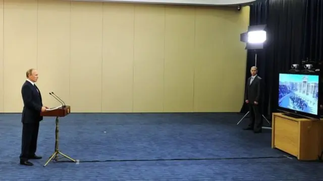 Putin se dirigió a la audiencia de un concierto en el teatro de Palmira.