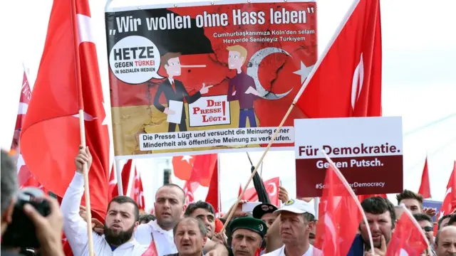 Köln'deki demokrasi mitingi