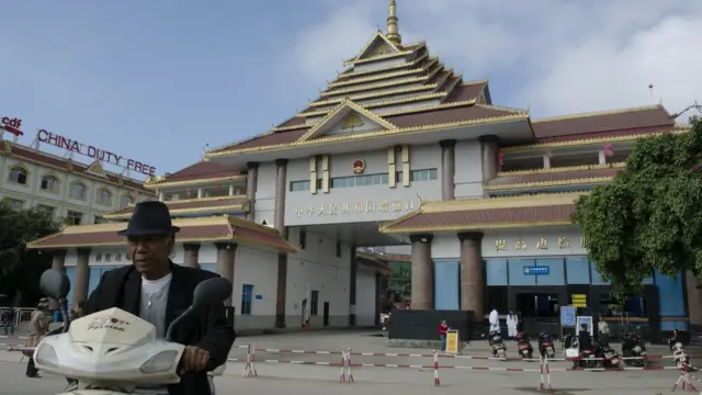 တရုတ် - မြန်မာ နှစ်နိုင်ငံနယ်စပ်ဂိတ်တခု