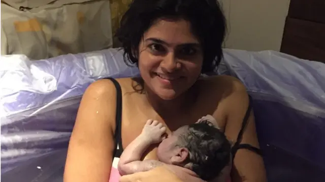 नवजात शिशु के साथ उसकी मां