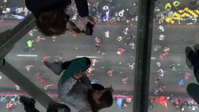 Лондонский марафон-2017: зрители наблюдают за бегунами с высоты Тауэрского моста.