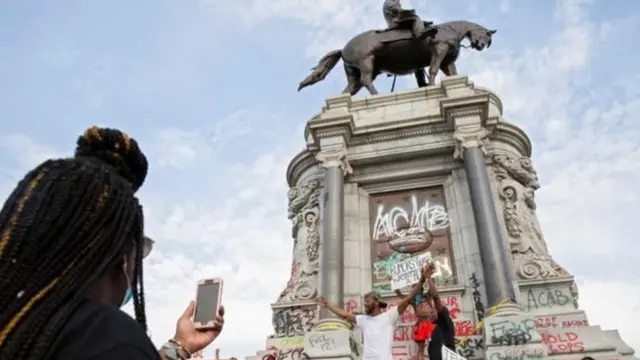 امریکی ریاست ورجینیا میں رابٹ لی کا مجسمہ جو مظاہرین کے رنگ و روغن اور نعروں کی وجہ سے مسخ کردیا گیا