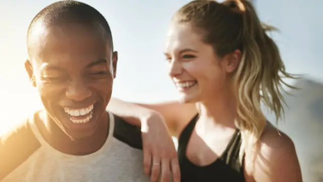 Mujer y hombre riendo.