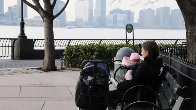 Mãe com bebê no colo