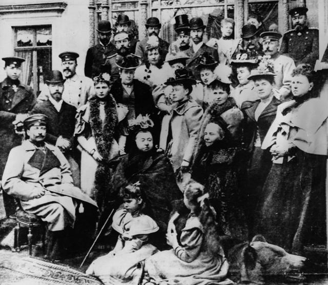 En esta imagen de 1894 se ve a la reina Victoria (abajo en el centro) sentada con Guillermo a su izquierda y Vicky a su derecha. Detrás de Guillermo está el futuro zar Nicolás II, al lado de quien sería su esposa: Alix, y detrás de él aparece el futuro rey británico Eduardo VII.