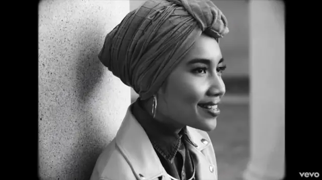 سندرغاړې یونا وايي، سرپټوونی یې له سندرو ویلو نه راګرځي.