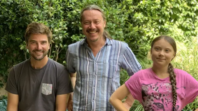 Greta Thunberg con su padre y el capitán del Malizia II, Boris Hermann.