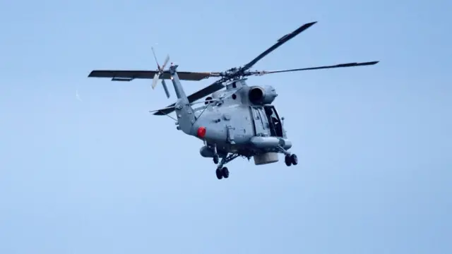 Helikopter diterbangkan ke pulau itu pada hari Jumat (13/12)